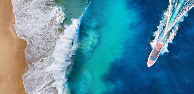 Vista aérea de un barco flotante de lujo Panorama de una costa y un barco rápido como fondo desde la vista superior Imagen de viaje