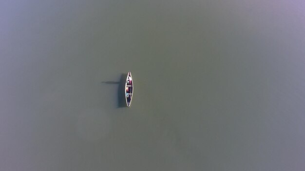 Vista aérea de un barco en el lago