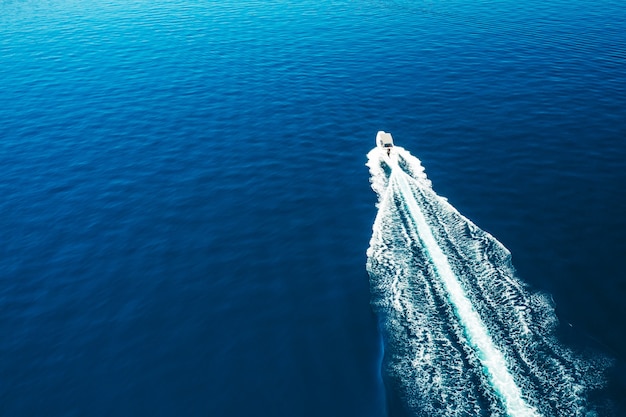 Vista aérea del barco de motor navegando en el mar increíble paisaje marino con el barco de pesca