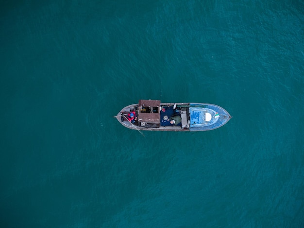 Vista aérea del barco de pesca en el mar