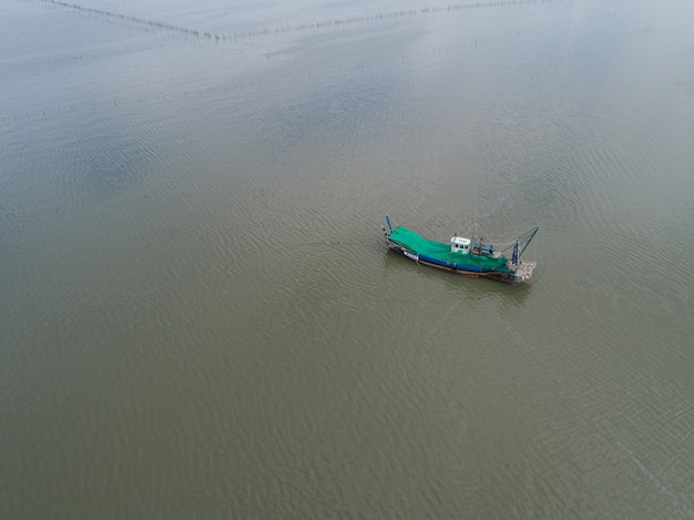 Vista aérea de un barco de pesca en el mar.