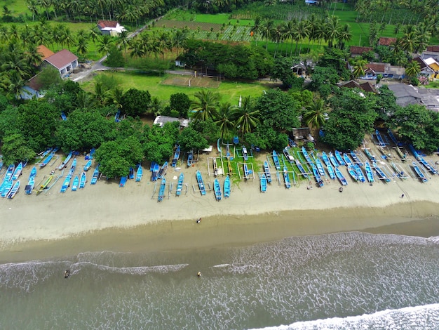 Vista aérea de los barcos amarrados en la playa Rajegwesi Banyuwangi Indonesia