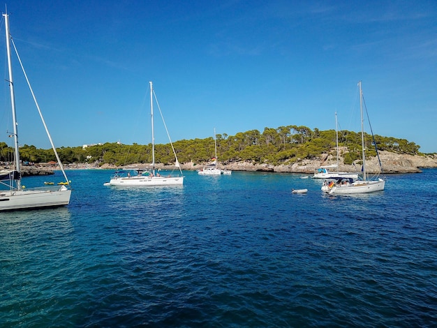 Vista aérea de barcos flotantes en Cala Llombards