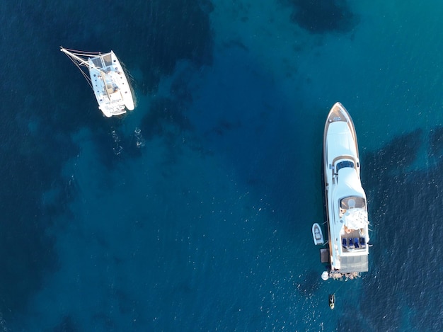 Foto vista aérea de barcos en el mar aguas cristalinas