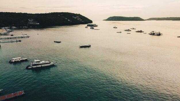 Vista aérea de barcos en el muelle de la isla de Nusa Penida al atardecer