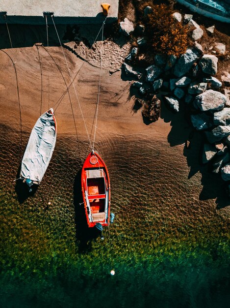 Vista aérea de barcos de pesca de madera en el mar en Grecia