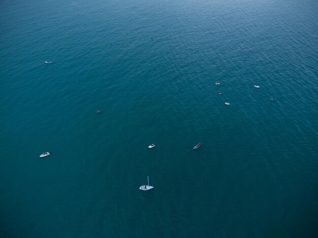 Vista aérea de los barcos de pesca en el mar