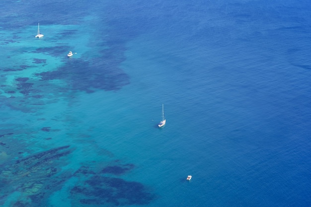 Vista aérea de barcos de pie en el mar con aguas transparentes. Calpe Alicante.