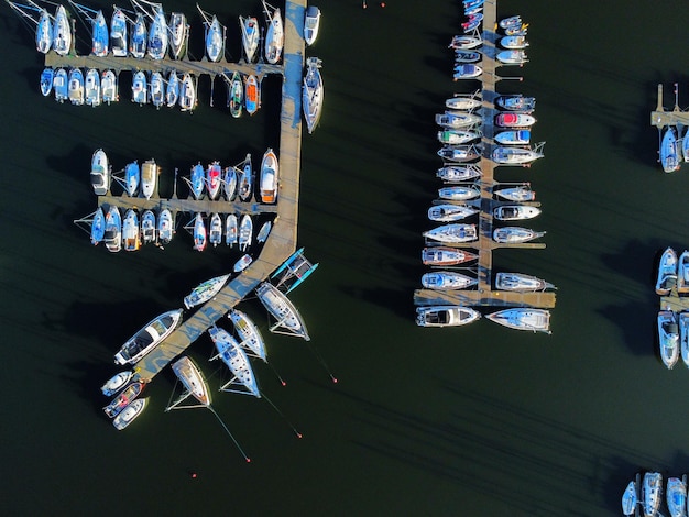 Foto vista aérea de los barcos en el puerto deportivo