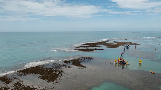 Vista aérea de barcos y turistas en las piscinas naturales.