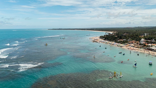 Vista aérea de barcos y turistas en las piscinas naturales.