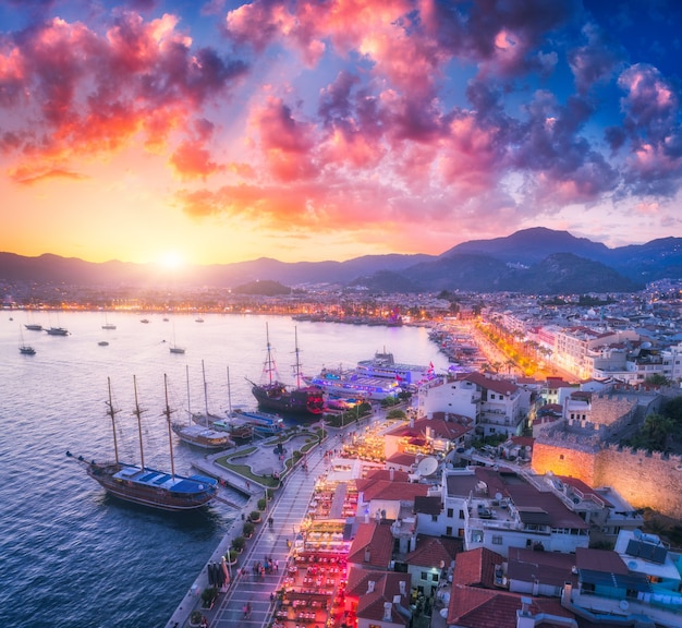 Vista aérea de barcos y yates al atardecer