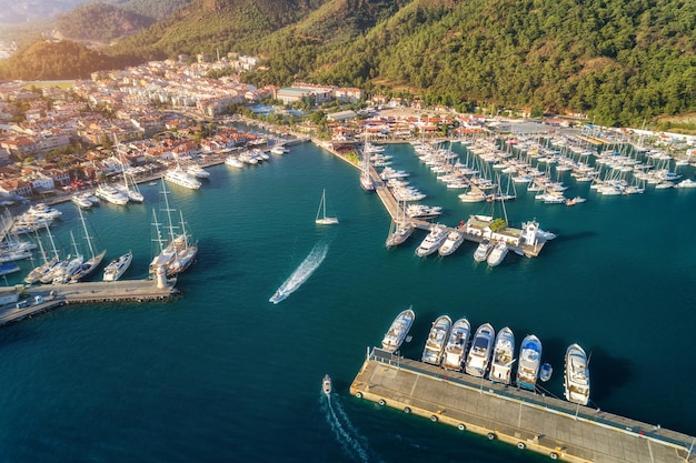 Vista aérea de barcos y yates al atardecer