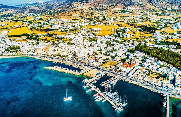 Vista aérea de barcos y yates anclados en el puerto de la isla de Paros, Grecia