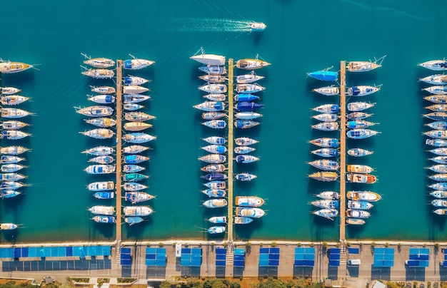 Vista aérea de barcos y yates de lujo en el muelle al atardecer en verano en Pula Croacia Paisaje colorido con veleros y lanchas en la bahía del mar jatty mar azul claro Vista superior del puerto Viajes