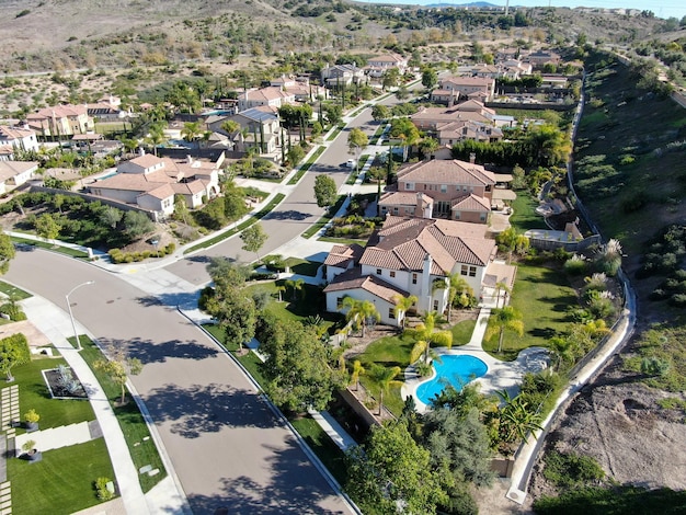 Vista aérea del barrio con casas de subdivisión residencial y pequeña carretera en Chula Vista