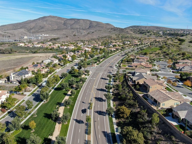 Vista aérea del barrio con casas de subdivisión residencial y pequeña carretera en Chula Vista