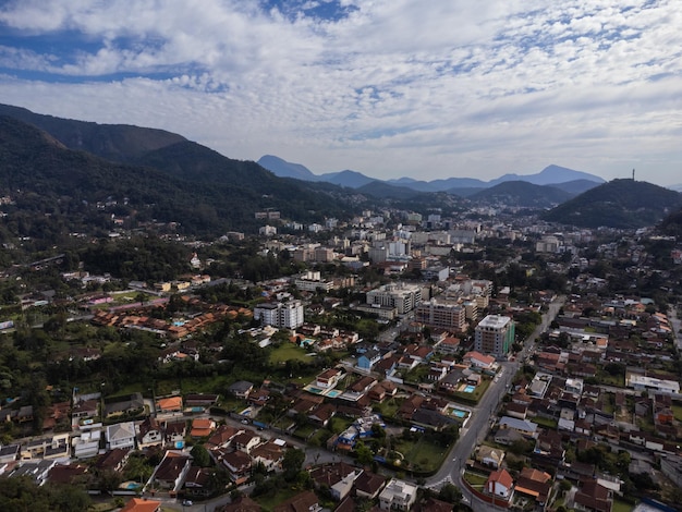 Vista aérea del barrio Granja Comary Carlos Guinle en la ciudad de Teresopolis Región montañosa de Río de Janeiro Brasil Foto de Drone Casas lago y colinas y montañas