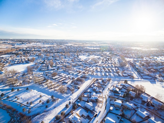 Vista aérea del barrio residencial cubierto de nieve.