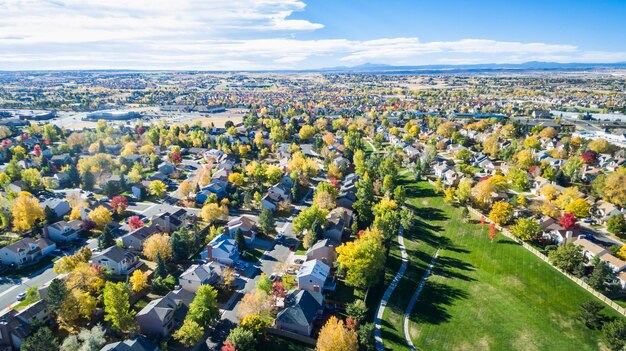 Vista aérea del barrio residencial en otoño.