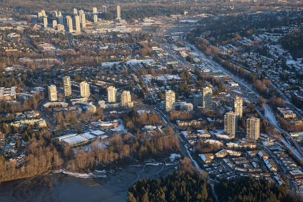 Vista aérea del Barrio Residencial durante un vibrante atardecer