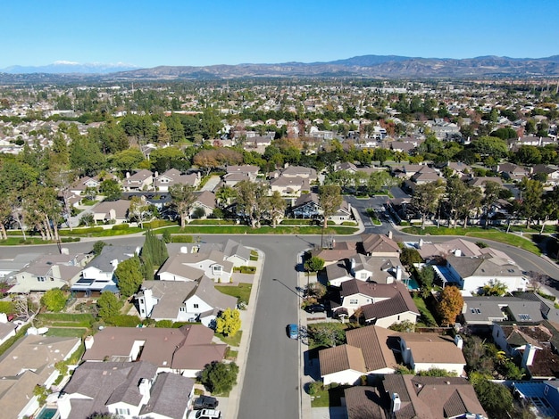 Vista aérea del barrio suburbano de clase media con casas una al lado de la otra en Irvine California