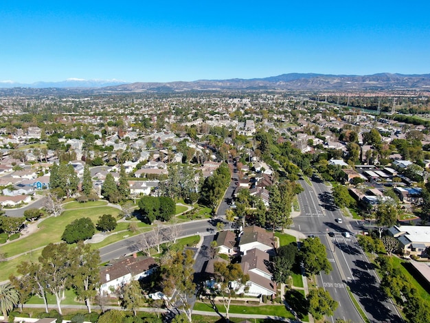 Vista aérea del barrio suburbano de clase media en Irvine, California, EE.UU.