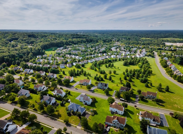 Vista aérea de barrios residenciales en el hermoso paisaje urbano de la ciudad NJ