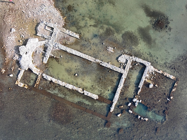 Vista aérea de la basílica de Aziz Neophytos (después de Isa 740) bajo el lago Iznik en Bursa, Turquía.