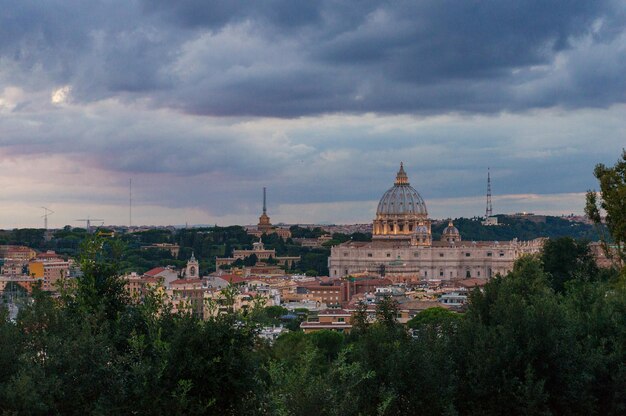 Foto vista aérea de la basílica iluminada de san pedro o la basílika papal y el vaticano al atardecer