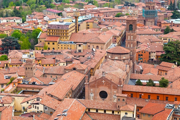 Vista aérea de la Basílica de San Giacomo Maggiore en Bolonia