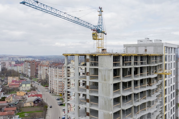 Vista aérea del bastidor de hormigón del alto edificio de apartamentos en construcción en una ciudad