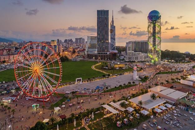 Vista aérea de Batumi, Georgia. La Rueda de la Fortuna y la Torre del Alfabeto están en primer plano.