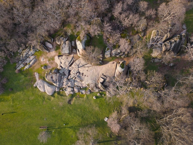 Vista aérea de Beglik Tash es un fenómeno rocoso en la costa del Mar Negro de Bulgaria