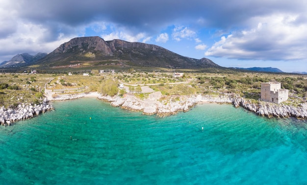 Vista aérea bela baía de água na espetacular linha costeira grega Água azul turquesa transparente únicas falésias rochosas Grécia verão top destino de viagem Península de Mani Peloponeso