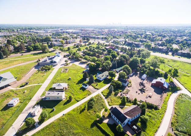 Vista aérea de Belmar Park con el centro de Denver de fondo en Lakewood Colorado.