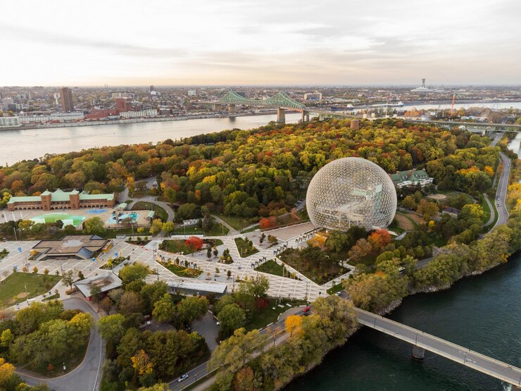 Vista aérea de la biosfera de Montreal y el parque circundante