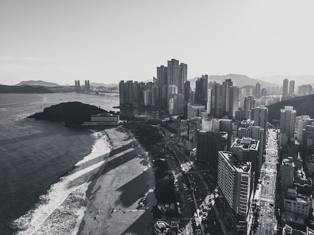 Vista aérea en blanco y negro de Busan, Corea del Sur