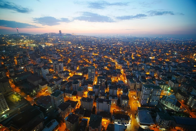 Vista aérea de los bloques de construcción urbanos del lado asiático de Estambul por la noche