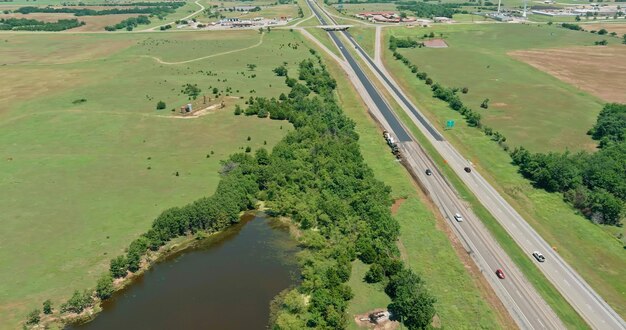 Vista aérea de la bomba de aceite en el campo el pequeño estanque cerca de la carretera histórica en clinton oklahoma en