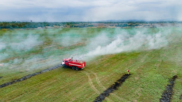 Vista aérea de los bomberos quemando pasto seco Vista superior de un incendio controlado en campos agrícolas Krasnodar Rusia 09162021