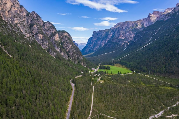 Vista aérea del bosque de montañas verdes en Dolomitas Italia