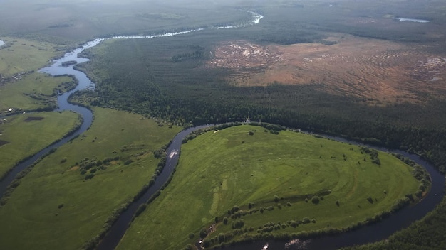 Vista aérea de los bosques, ríos y paisajes del norte de Rusia, Rusia.