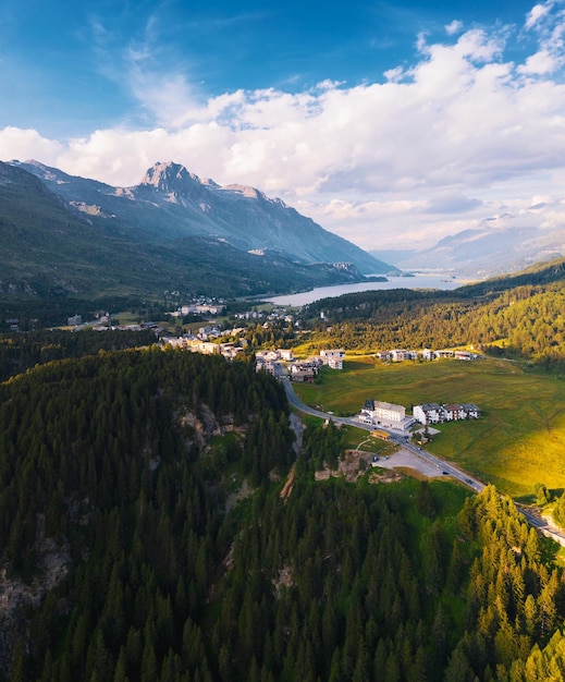 Vista aérea de Bregaglia en el distrito de Maloja y el lago Sils en Suiza