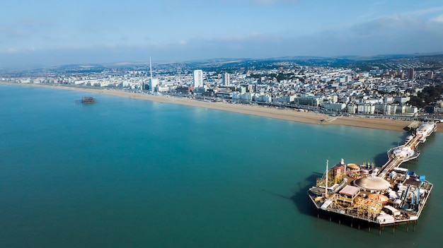 Vista aérea del Brighton West Pier en Brighton, Inglaterra, sobre fondo de cielo azul