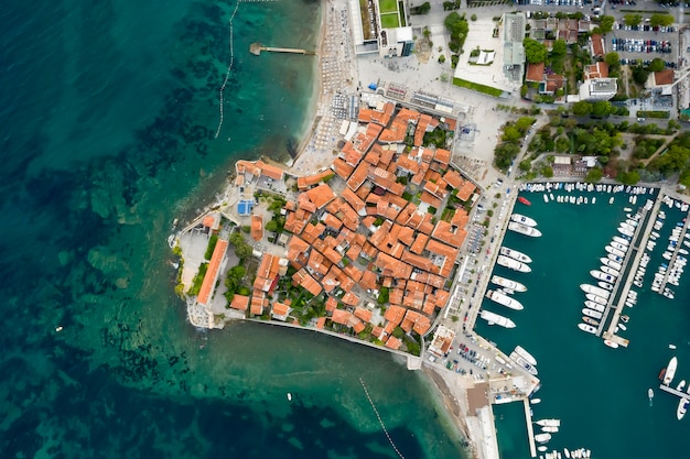 Vista aérea de Budva Marina en Montenegro