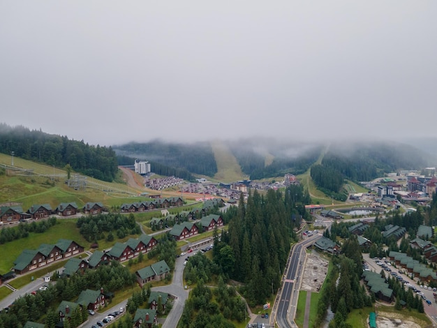 Vista aérea de bukovel en verano brumoso