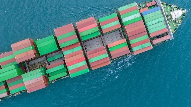 Vista aérea de un buque de carga de contenedores en el mar Negocio de logística de carga y envío Exportación