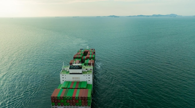 Vista aérea de un buque de carga de contenedores en el mar Negocio de logística de carga y envío Exportación