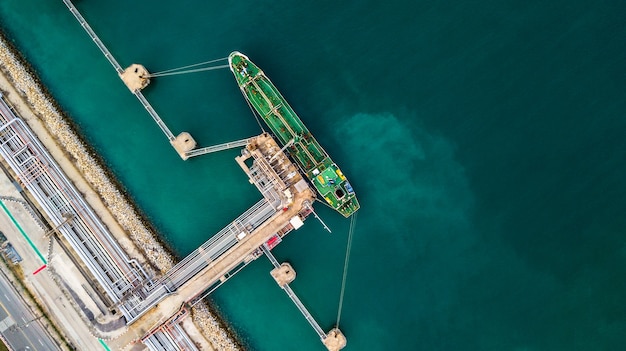 Vista aérea del buque de carga petrolero verde bajo carga